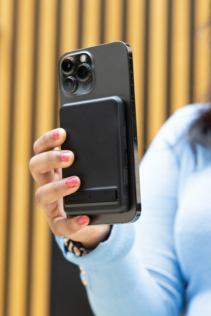 Load image into Gallery viewer, Zen RCS rplastic 5000 mah 5W magnetic bamboo powerbank - Custom Wood Designs
