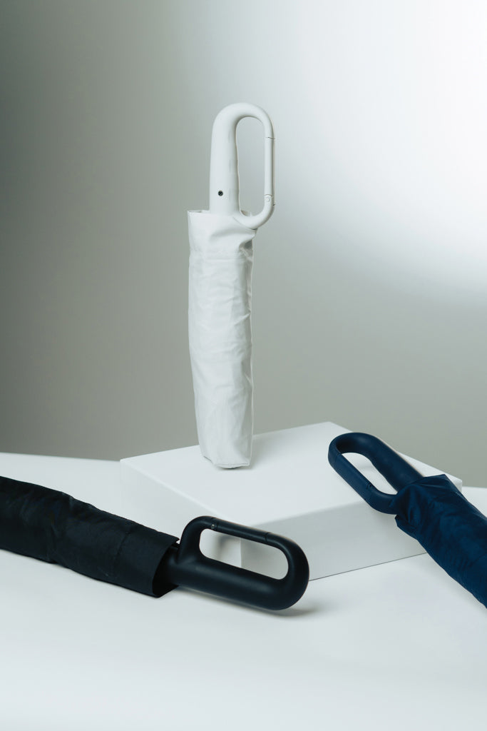 Load image into Gallery viewer, Yara 21" AWARE™ RPET solid colour umbrella with carabiner - Custom Wood Designs
