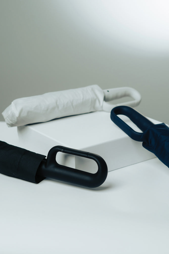 Load image into Gallery viewer, Yara 21" AWARE™ RPET solid colour umbrella with carabiner - Custom Wood Designs
