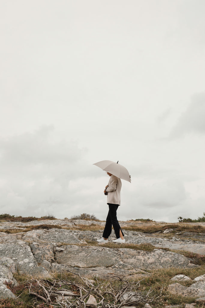 Load image into Gallery viewer, VINGA Baltimore AWARE™ RPET 23" umbrella - Custom Wood Designs
